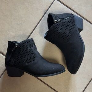 Forever faux suede ankle boots block heel side zipper size 7.5
